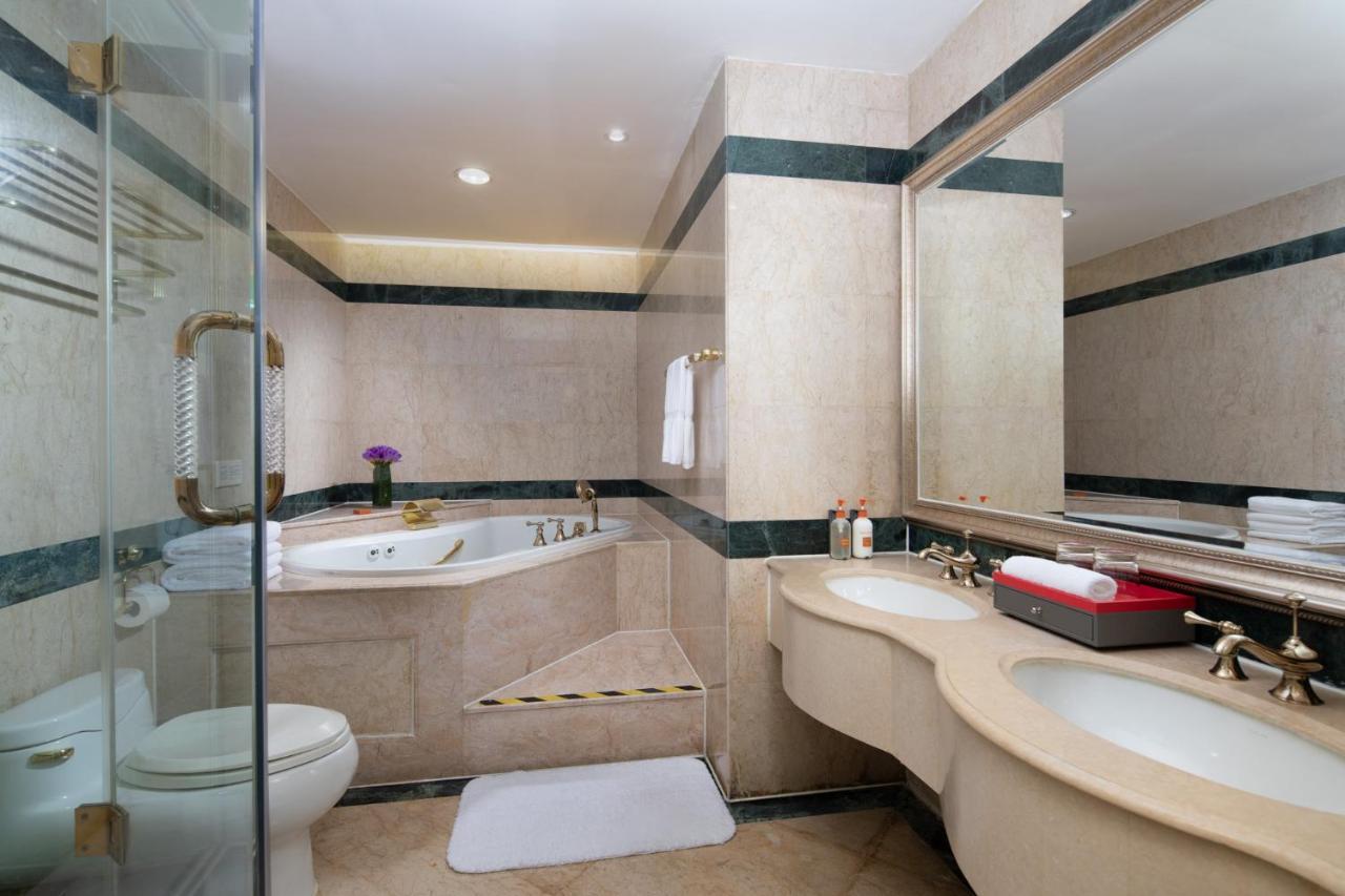 Crowne Plaza Shanghai Nanjing Road By Ihg 외부 사진 A bathroom in a hotel
