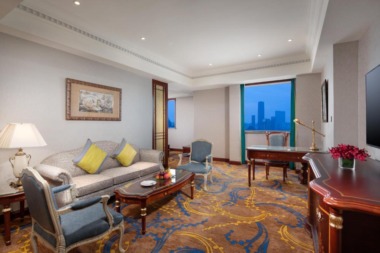 Crowne Plaza Shanghai Nanjing Road By Ihg 외부 사진 A suite at the hotel