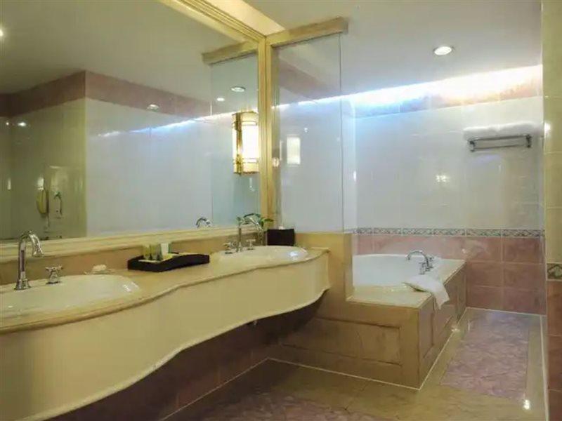 Crowne Plaza Shanghai Nanjing Road By Ihg 외부 사진 Bathroom
