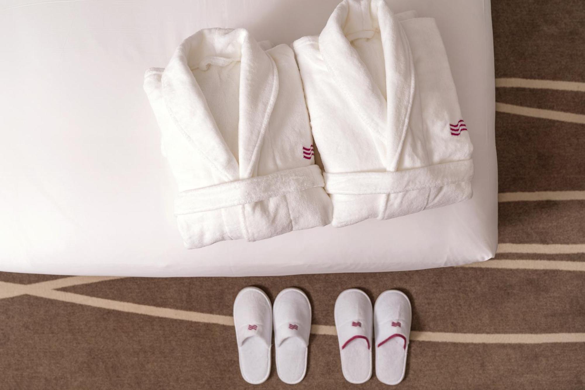 Crowne Plaza Shanghai Nanjing Road By Ihg 외부 사진 Bathrobe and slippers